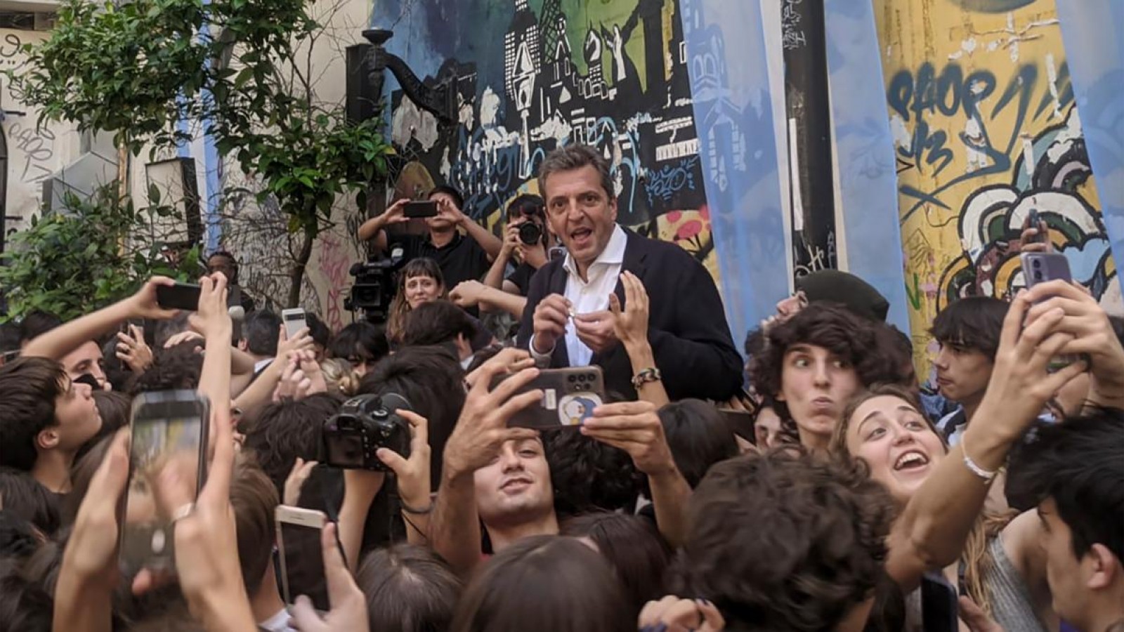 Massa cerró su campaña junto a estudiantes